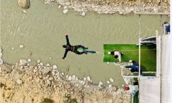 द क्लिफमा ’कमाण्डो’ तालिम अन्तर्गत नेपाल प्रहरीका प्रशिक्षार्थी बञ्जी जम्प गर्दै