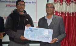 गृहमन्त्रीद्वारा भूकम्पपीडितलाई लाभग्राही अनुदान हस्तान्तरण