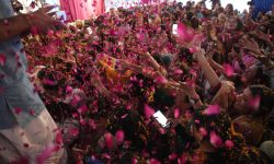 इस्कोन नेपालद्वारा हजारौं भक्तजनहरूको साथ हर्षोल्लासपूर्ण पुष्पमालाको होली आयोजना