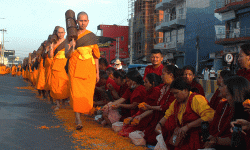 भैरहवामा धम्म यात्रा सम्पन्न, बाटोमा फूल छरेर भिक्षुको स्वागत