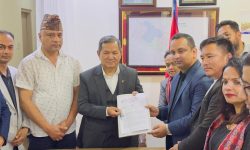 सञ्चारमन्त्री गुरुङलाई प्रेस चौतारीले बुझायो ज्ञापनपत्र