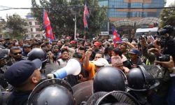 त्रिभुवन अन्तर्राष्ट्रिय विमानस्थल गेटमा राजावादीको प्रदर्शन