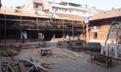 ‘रत्नाकर महाविहार’मा तामाको छाना लगाइँदै