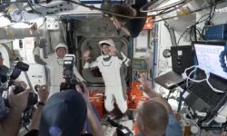 अचानक नौ महिनाको अन्तर्राष्ट्रिय अन्तरिक्ष स्टेशनमा बसाइपछि अन्ततः घर फर्कंदै अन्तरिक्षयात्रीहरू