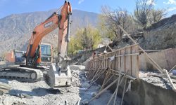 जोमसोम बजार जोगाउन धमाधम तटबन्धन गरिँदै