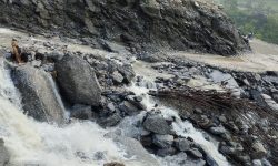 पहिरोले अवरुद्ध उत्तर दक्षिण कोशी राजमार्ग १० घण्टापछि सञ्चालन