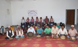 युवालाई दमाहा बजाउने कला सिकाइँदै