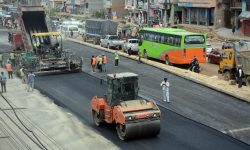 मुग्लिन–पोखरा सडकः दमौली बजारमा धमाधम कालोपत्र हुँदै