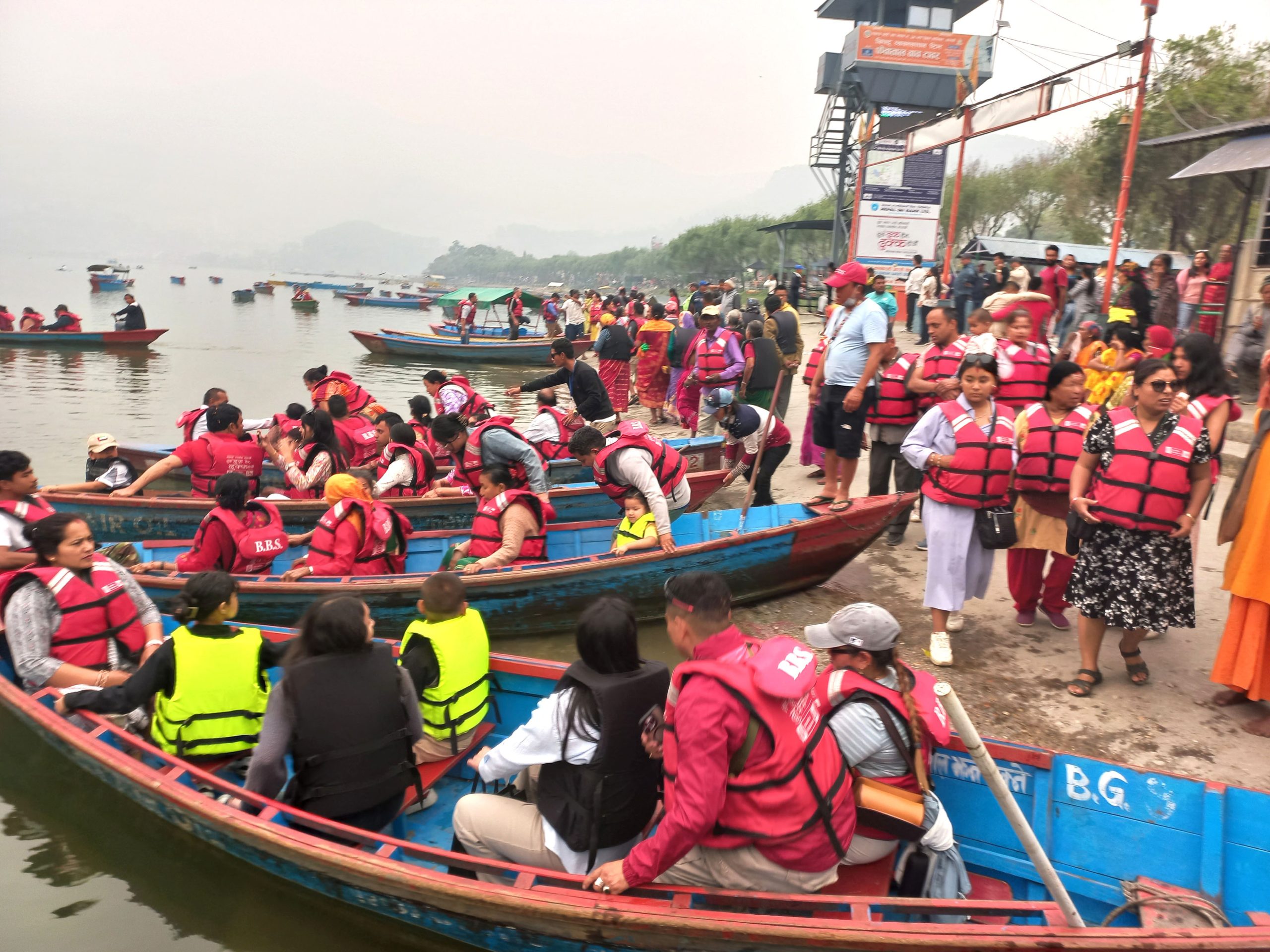 फेवातालमा डुङ्गा शयर गर्दै पर्यटक