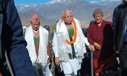 भारतीय विद्युत्मन्त्रीद्वारा मुक्तिनाथमा पूजार्चना