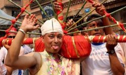 भक्तपुरको मध्यपुरथिमि नगरपालिकास्थीत बोडेमा जिब्रो छेड्ने जात्रा मनाइयाे