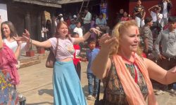 कौरा नृत्यमा रमाए विदेशी पर्यटक