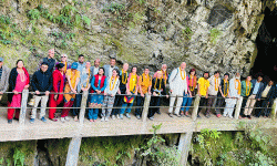 पर्यटकको रोजाइमा विचित्र गुफा