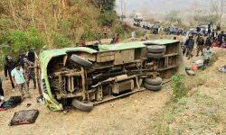 बस पल्टिँदा बीस यात्रु घाइते, चारको अवस्था गम्भीर