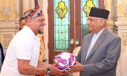 प्रधानमन्त्रसँग फुटबल खेलाडी कार्लोसको भेटघाट