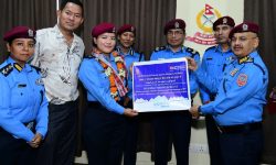 सगरमाथा आरोहण दलका सदस्यलाई ब्यानर हस्तान्तरण