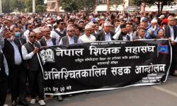 विद्यालय शिक्षा ऐन जारी गर्न माग राख्दै शिक्षक महासंघकाे निरन्तर आन्दोलन
