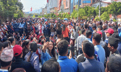 सडकमा शिक्षक : सडकमै हाजिर र नाचगान गरी बितिरहेको छ दिनचर्या