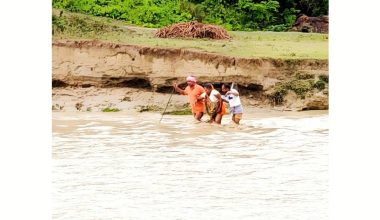 बाढीमा फसेकी वृद्ध महिलाको सकुशल उद्दार