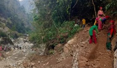 स्थानीय आफैंले बनाउन थाले खोलामा पुल