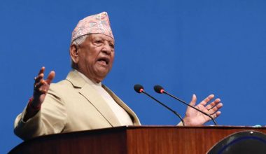 ज्येष्ठ सदस्य केसीले पद तथा गोपनीयताको शपथ लिँदै