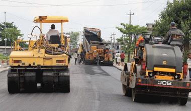 बिर्तामोडका विभिन्न सडक धमाधम कालोपत्र गरिँदै
