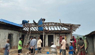 करेन्ट लागेर मृत्यु भएका उज्ज्वलको घरमा गाउँलेले हालिदिए छानो