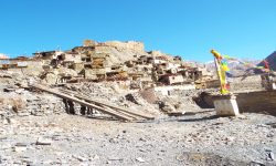 बर्खा लाग्यो : डरै डरमा मनाङका माटाका घर