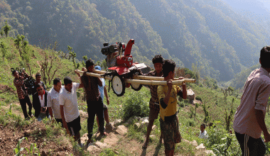 चितवनको कान्दामा दुई घण्टा बोकेर हाते ट्रयाक्टर पुर्याउँदा …