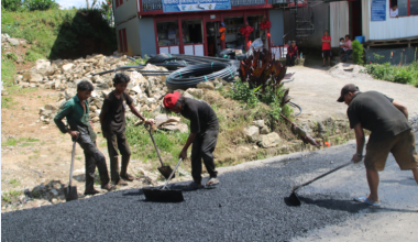 फुङलिङ बजारका सडक धमाधम कालोपत्र हुँदै
