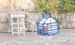 बाढीले फोक्सिङटारको मोटरेबल पुल बगाएपछि सामान ढुवानी गर्न घिर्नी