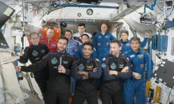 तीन देशका अन्तरिक्ष यात्रीहरूका लागि निजी अन्तरिक्ष उडान प्रशान्त महासागरमा अवतरण