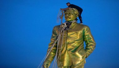 गत वर्ष आफ्नो नेतालाई अपदस्थ गरेको विद्रोहको परिणाम नियन्त्रण गर्न सङ्घर्ष गर्दै बङ्गलादेश