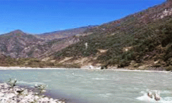 ‘जलविद्युत् आयोजनाले बरुण नदीको अस्तित्व खतरामा पर्छ’