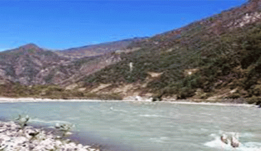 ‘जलविद्युत् आयोजनाले बरुण नदीको अस्तित्व खतरामा पर्छ’