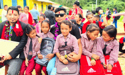 विपन्न विद्यार्थीलाई झोलासहित पाठ्यसामग्री वितरण