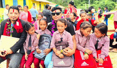 विपन्न विद्यार्थीलाई झोलासहित पाठ्यसामग्री वितरण