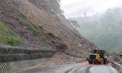 दाउन्नेमा पहिराले नारायणघाट बुटवल सडक अवरुद्ध