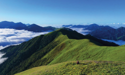 पर्यटक तान्दै चौरीखर्क