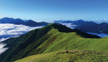 पर्यटक तान्दै चौरीखर्क