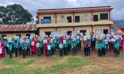 विद्यार्थीले तयार पारेका नागको चित्र टाँस्दै मटेरीवासी