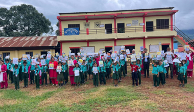 विद्यार्थीले तयार पारेका नागको चित्र टाँस्दै मटेरीवासी