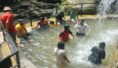 पर्यटकको आकर्षक गन्तव्य बन्दै आमपानी झरना