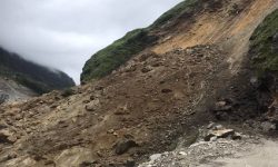 बाढीपहिरोले जोमसोम-कोरला सडक अवरुद्ध