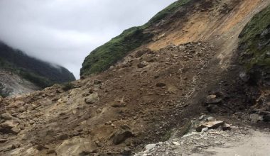 बाढीपहिरोले जोमसोम-कोरला सडक अवरुद्ध