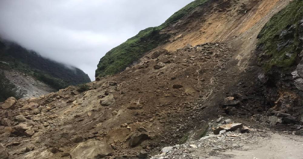 बाढीपहिरोले जोमसोम-कोरला सडक अवरुद्ध