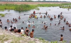 गर्मी छल्न कोशी कटान क्षेत्रमा नुहाउनेको भीड