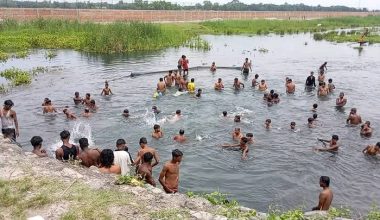 गर्मी छल्न कोशी कटान क्षेत्रमा नुहाउनेको भीड