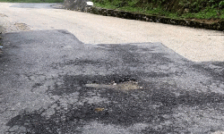 भोजपुर–लेगुवा सडक : भत्किएका ठाउँमा टालिएको कालोपत्र नै उप्कियो