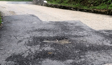 भोजपुर–लेगुवा सडक : भत्किएका ठाउँमा टालिएको कालोपत्र नै उप्कियो